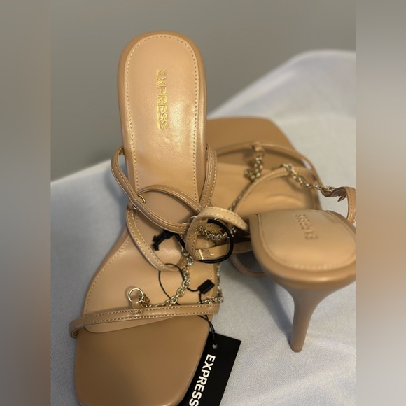 Express Heels - Picture 2 of 3